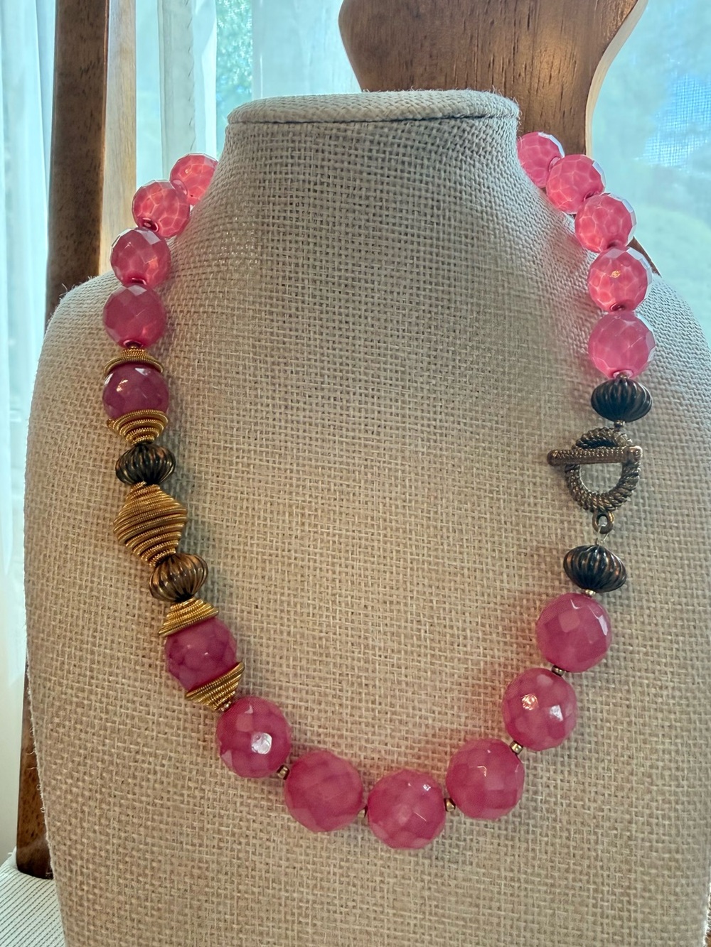 Faceted Glass Pink Beaded Gold tone Wire-Bead Statement Necklace Toggle clasp